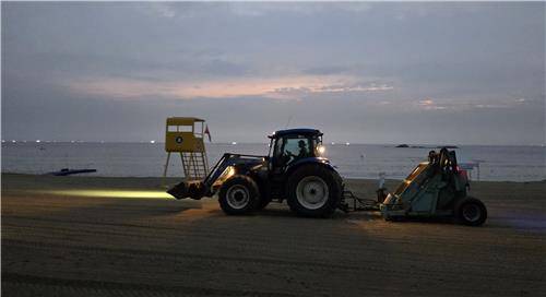 동트기 전 백사장 청소하는 비치 클리너 [촬영 유형재]