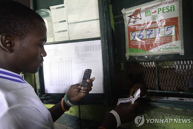 케냐의 휴대전화 금융 서비스 엠페사(M-Pesa) [EPA 연합뉴스 자료사진. 재판매 및 DB 금지]