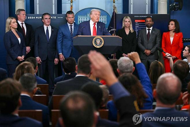 워싱턴 DC 치안 강화 대책 발표하는 트럼프 [워싱턴 AFP=연합뉴스. 재판매 및 DB 금지]