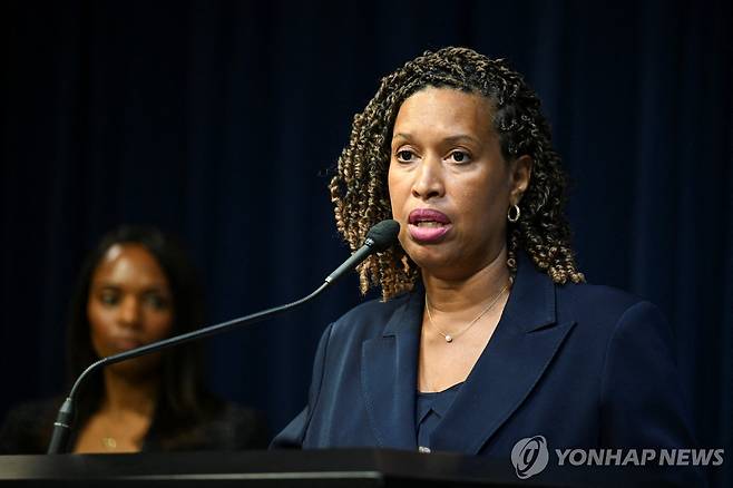 기자회견하는 바우저 워싱턴 DC 시장 [워싱턴 로이터=연합뉴스 재판매 및 DB금지]