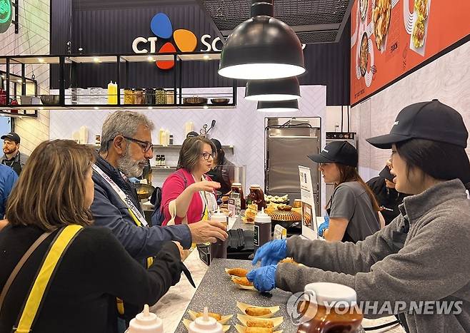 CJ제일제당, 최대 외식박람회 NRA 참가 (서울=연합뉴스) CJ제일제당이 지난 17일(현지시간)부터 20일까지 미국 시카고에서 열린 세계 최대 외식·푸드산업 박람회 '2025 NRA쇼'에 참가했다고 21일 밝혔다. 사진은 CJ제일제당 비비고 부스. 2025.5.21 [CJ제일제당 제공. 재판매 및 DB 금지] photo@yna.co.kr