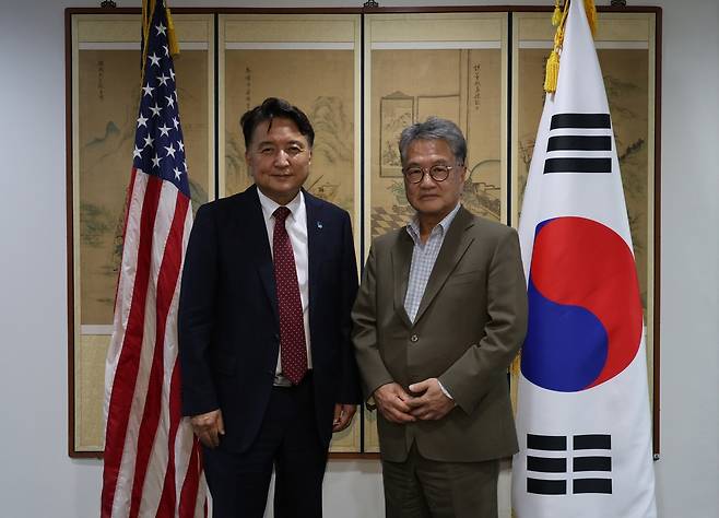 왼쪽부터 김영환 도지사와 조셉 윤 주한 미국 대사대리 [충북도 제공. 재판매 및 DB 금지]