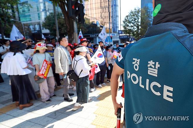 김건희 영장심사에, 법원 인근에 모인 윤 전 대통령 부부 지지자 (서울=연합뉴스) 신현우 기자 = 윤석열 전 대통령 배우자 김건희 여사에 대한 구속 전 피의자 심문(영장실질심사)이 열린 12일 서울 서초구 서울중앙지법 인근에 윤 전 대통령 부부 지지자가 모여 있다. 2025.8.12 nowwego@yna.co.kr
