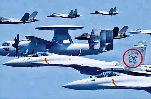중국 해군 항공대 군용기들과 비행 중인 J-35 [홍콩 명보 캡처. 재판매 및 DB 금지]