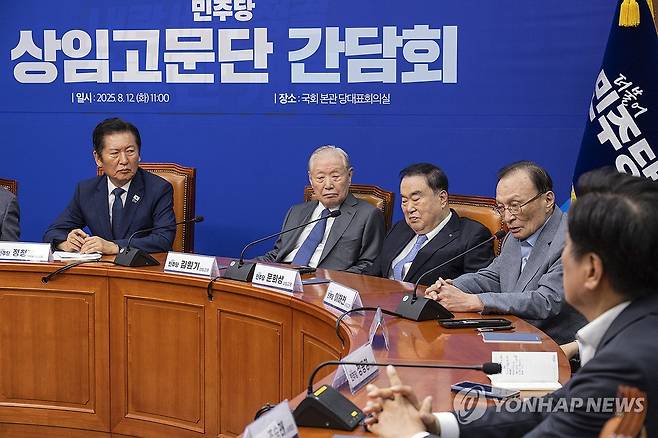 정청래 대표와 만나 발언하는 이해찬 전 국무총리 (서울=연합뉴스) 황광모 기자 = 더불어민주당 상임고문인 이해찬 전 국무총리가 12일 국회에서 열린 상임고문단 간담회에서 정청래 대표를 만나 발언하고 있다. 2025.8.12 hkmpooh@yna.co.kr