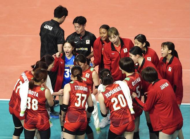 1세트 승리 후 기뻐하는 일본 여자배구 대표팀 선수들 [촬영 이동칠]