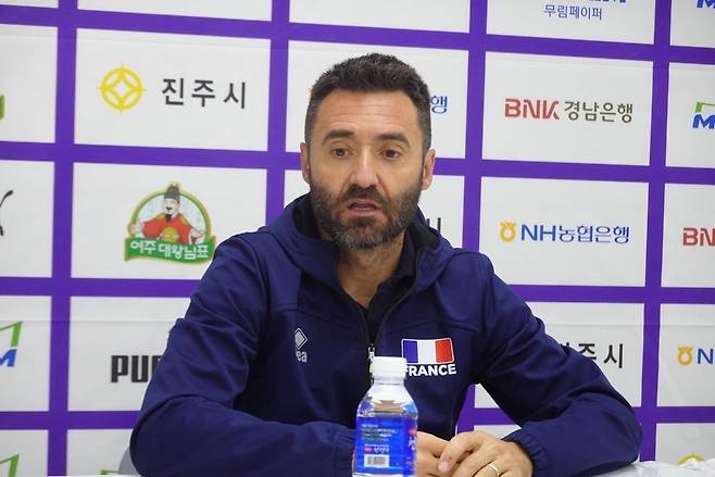 인터뷰하는 곤살레스 프랑스 여자배구 대표팀 감독 [촬영 이동칠]