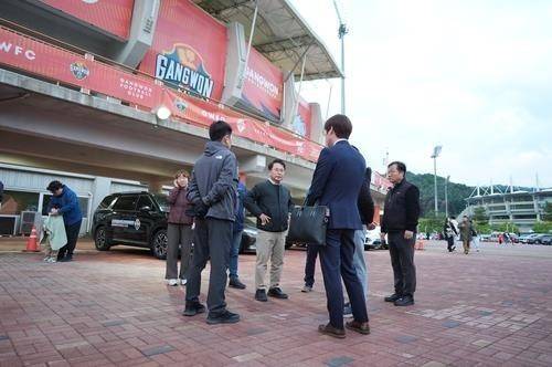 지난 5월 춘천시 홈경기에 입장을 제지당한 육동한 춘천시장과 공무원 [춘천시 제공.재판매 및 DB 금지]