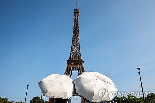 더위에 우산 쓴 관광객들  [EPA 연합뉴스 자료사진. 재판매 및 DB 금지]