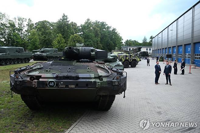 독일 방산업체 라인메탈 앞의 군용차 [로이터 연합뉴스 자료사진]