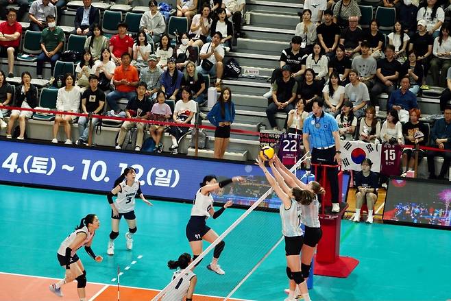 스파이크하는 한국 여자배구 대표팀의 강소휘(중앙) [촬영 이동칠]