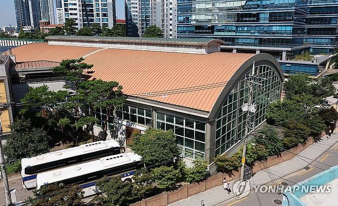 성수 경찰기마대 부지 등 활용해 수도권 공공주택 1.5만호 공급 (서울=연합뉴스) 김인철 기자 = 정부가 서울 성수동 경찰기마대 부지와 광명세무서, 서울출입국관리사무소 등과 같은 도심 노후 공공청사, 유휴 부지를 활용해 수도권 공공주택 1만5천호를 추가 공급한다.
    구윤철 부총리 겸 기재부 장관은 이날 정부서울청사에서 국유재산정책심의위원회를 주재해 이런 내용 등이 담긴 '2026년도 국유재산종합계획'과 '물납증권 가치 보호 방안'을 심의·의결했다.
    사진은 서울 성동구 성수동 경찰기마대 부지 모습. 2025.8.12 yatoya@yna.co.kr