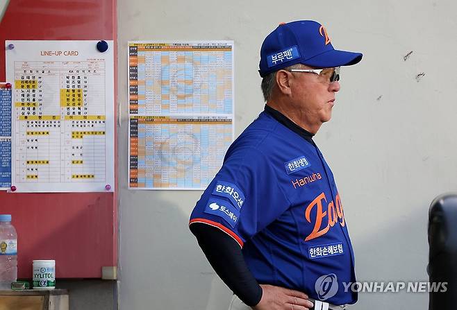 경기 지켜보는 김경문 감독 (광주=연합뉴스) 조남수 기자 = 1일 광주기아챔피언스필드에서 열린 한화 이글스와 KIA 타이거즈의 경기. 한화 김경문 감독이 3회초 공격을 지켜보고 있다. 2025.8.1 iso64@yna.co.kr