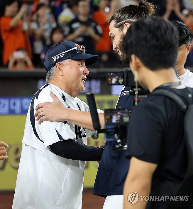 1천승 고지 오른 김경문 감독 (대전=연합뉴스) 김준범 기자 = 12일 대전 한화생명이글스파크에서 열린 프로야구 롯데 자이언츠와 한화 이글스의 경기에서 승리한 한화 김경문 감독이 폰세와 기쁨을 나누고 있다. 2025.8.12 psykims@yna.co.kr