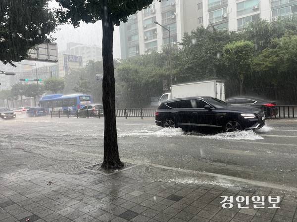 13일 오전 11시 37분께 계양구 장제로 인근 한 도로와 도보가 물에 잠겼다. 2025.8.13 /송윤지기자 ssong@kyeongin.com