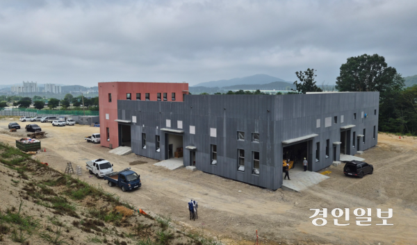 여주시가 남한강 수질 개선과 하수처리 균형 발전을 위해 건립을 추진중인 ‘오학 맑은물복원센터’가 내년 2월 준공을 목표로 순항하고 있다. 현재 70% 공정률을 보이고 있는 오학 맑은물복원센터 건설 현장. 2025.8.12 여주/ 양동민기자 coa007@kyeongin.com