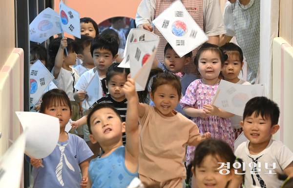 제80주년 광복절을 이틀 앞둔 13일 오전 수원시 팔달구 수원푸르지오어린이집에서 어린이들이 직접 그린 태극기를 흔들며 만세를 외치고 있다. 2025.8.13 /최은성기자 ces7198@kyeongin.com