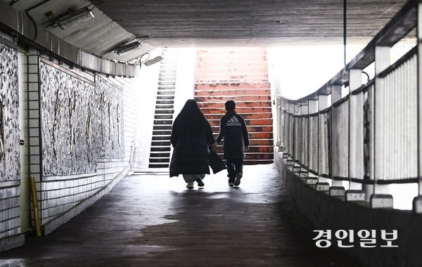 경기도의회는 13일 여성가족평생교육위원회 소속 이인애 의원이 낸 ‘경기도 출생 미등록 아동 발굴 및 지원 조례안’을 입법예고했다. 사진은 외국인 가정의 모습. /경인일보DB