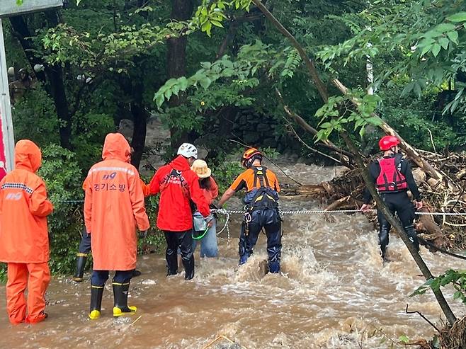 13일 양주 백석읍 기산리 소재 산장에서 소방당국이 고립된 이용객들을 로프를 통해 구조하고 있다. 사진=경기도북부소방재난본부