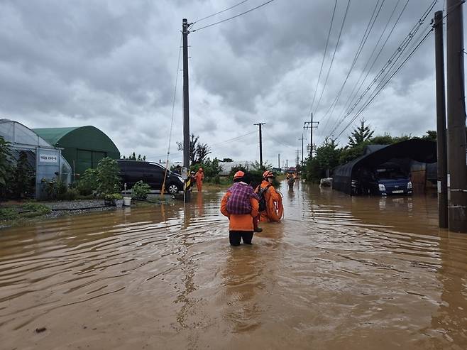 13일 고양시 덕양구 내곡동 비닐하우스에서 소방 당국이 고립된 어르신들을 구조하고 있다. 사진=경기도북부소방재난본부