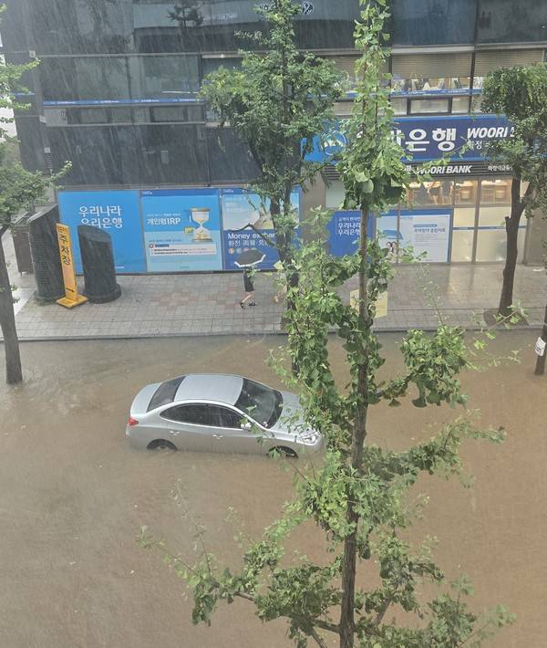 도로가 침수된 고양시 지하철 3호선 화정역 인근. [사진=SNS]