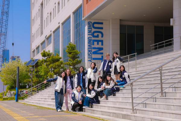 겐트대 글로벌캠퍼스 학생들이 교정을 배경으로 기념사진을 찍고 있다. [사진 = 겐트대]