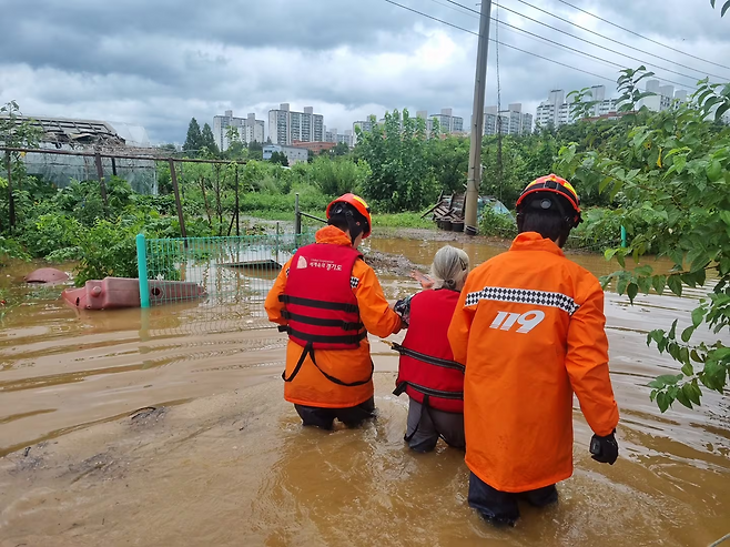 고양시 덕양구의 한 비닐하우스가 침수돼 시민이 구조되고 있는 모습.