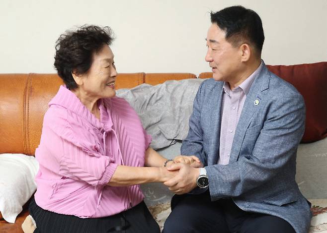 서철모 서구청장 독립 유공자 유족 자택 방문 장면. (사진= 대전 서구)