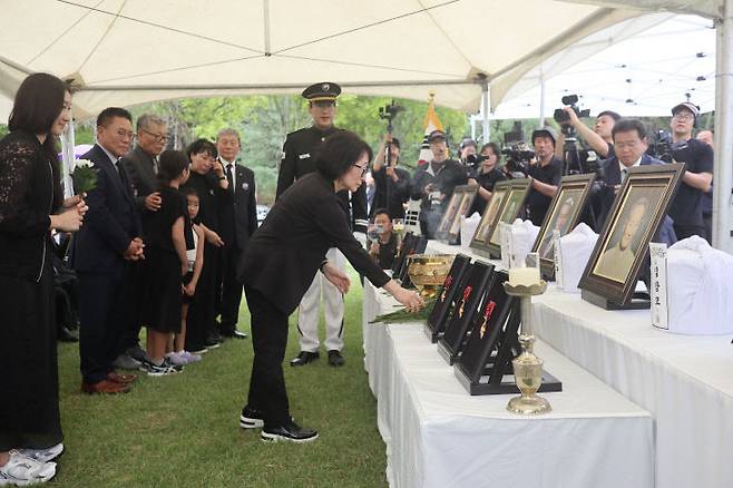 국립대전현충원에서 국외 안장 독립유공자 유해 안장식이 거행되고 있다.