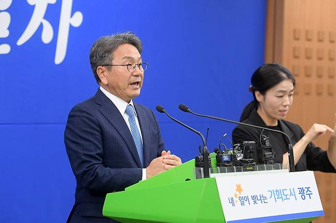 강기정 광주시장이 13일 광주시청 브리핑룸에서 광주시 핵심현안 국정과제 반영과 관련해 브리핑을 하고 있다. <광주시 제공>