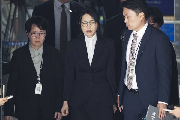 윤석열 전 대통령 부인&nbsp;김건희&nbsp;여사가 지난 12일 구속 전 피의자 심문(영장실질심사)을 마친 뒤 서울 서초구 서울중앙지법을 나서고 있다. 연합뉴스