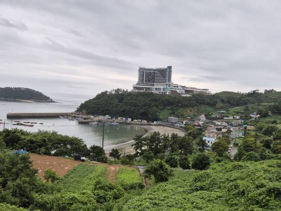 남해군 미조면 설리마을 언덕 위에 해안가에 우뚝 솟아 있는 '쏠비치 남해' 전경.