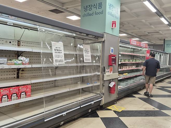 13일 대구 서구 내당동 홈플러스 내당점 폐점을 하루 앞두고 한 시민이 신선식품 코너에서 할인 물품을 바라보고 있다.