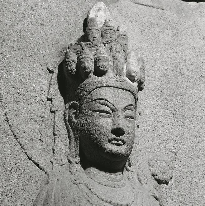 석굴암 내벽에 새겨진 십일면관음보살의 입상 부조이다. 머리에 아홉 개의 얼굴과 정수리의 불면을 얹은 형상은 중생의 고통을 두루 살피는 자비의 시선을 상징한다. /국가유산청 제공(고 한석홍 기증 사진자료)