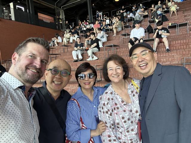 맹은주(가운데) 세계디자인기구 지역 고문이 지난 6월 세계디자인도시 실사단과 함께 부산 수영구 밀락더마켓을 찾은 모습.