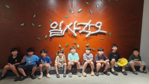 12일, 주기철 목사 수난기념관 '일사각오' 전시관 앞에서 단체 기념사진을 찍는 참가자들. 온나 사회적협동조합