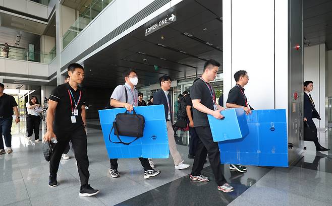 경기남부경찰청과 고용노동부 관계자들이 경기도 광명시 포스코이앤씨 고속도로 건설공사 현장의 미얀마인 근로자 감전 사고와 관련해 12일 포스코이앤씨 인천 본사(인천 연수구) 압수수색을 위해 사옥으로 들어가고 있다.  연합뉴스