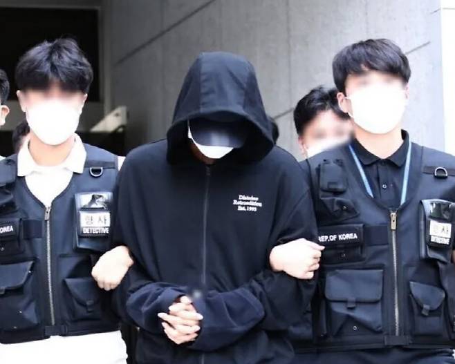 인하대 캠퍼스 내에서 동급생을 성폭행하려다 건물에서 추락해 숨지게 한 혐의를 받는 A(21)씨가 지난해 7월17일 오후 구속 전 피의자 심문(영장실질심사)을 마치고 인천지방법원에서 나오고 있다. (사진=연합뉴스)