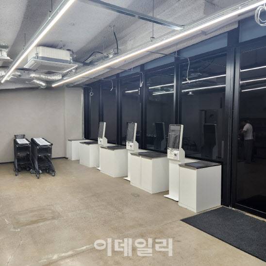 한 창고형 약국 내부에 처방전 등을 소화할 수 있는 키오스크가 설치돼있는 모습. 아직 운영되진 않고 있다. (사진=독자 제공)