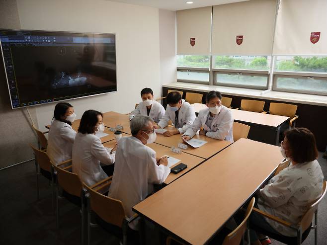 고려대 구로병원의 의료진이  유방암 다학제 진료를 위해 협의를 하고 있다.