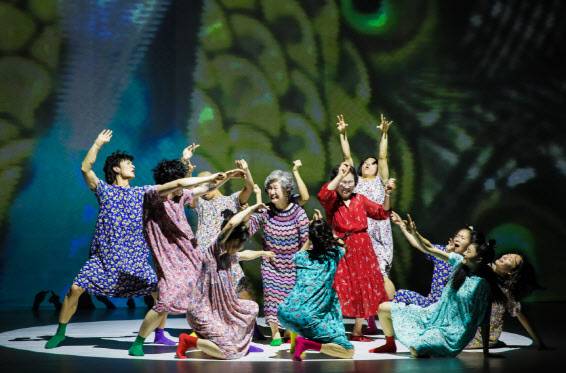 안은미 ‘조상님께 바치는 댄스’의 공연 모습(사진=전주세계소리축제 조직위원회).