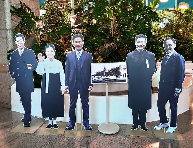 부천시가 시청 1층 로비에 독립운동가 이봉창(왼쪽부터), 유관순, 윤봉길, 안중근, 안창호의 등신대를 설치한 모습. 독립운동가들의 웃는 표정은 인공지능 기술로 만든 것이다. (사진 = 이종일 기자)