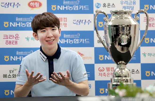 프로당구 PBA 우승 트로피를 앞에 두고 인터뷰를 하는 모리 유스케. 사진=PBA