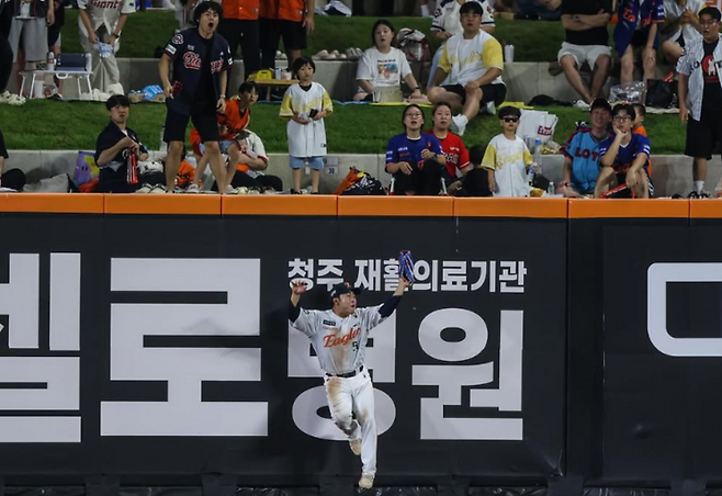 9회 말 롯데 자이언츠 노진혁의 타구를 잡아내는 한화 이글스 문현빈