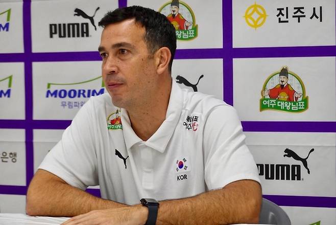 모랄레스 한국&nbsp;여자배구&nbsp;대표팀 감독