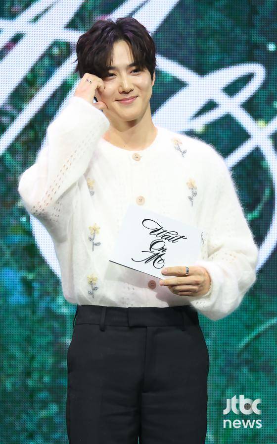 그룹 엑소 수호가 21일 오후 서울 예스24 라이브홀에서 열린 카이 네 번째 미니앨범 '웨이트 온 미(Wait On Me)' 쇼케이스 무대에 올라 포토타임을 갖고 있다. 박세완 엔터뉴스팀 기자 park.sewan@jtbc.co.kr