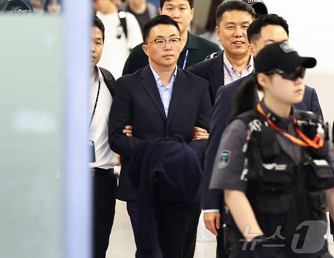 김건희 여사 일가의 '집사'로 지목된 김예성씨가 12일 인천국제공항 제1여객터미널을 통해 입국한 뒤 민중기 특별검사팀에 체포돼 이동하고 있다. (공동취재) 2025.8.12/뉴스1 ⓒ News1 박지혜 기자