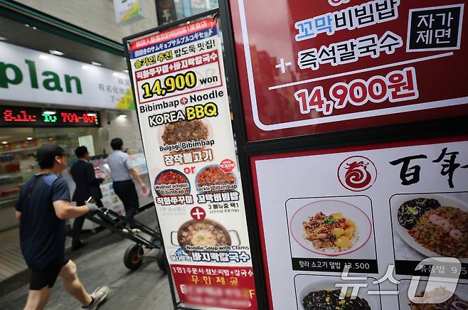 지난달 서울 중구 명동거리의 한 식당에 음식 가격표가 붙어 있다. 2025.7.2/뉴스1 ⓒ News1 오대일 기자