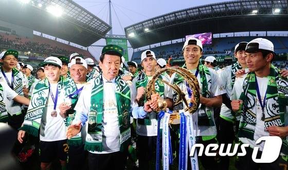 전북현대의 전설 최철순(왼쪽에서 두 번째)는 최강희 감독과 현재 포옛 감독의 공통점이 많다고 견해를 밝혔다. ⓒ News1 김대웅 기자