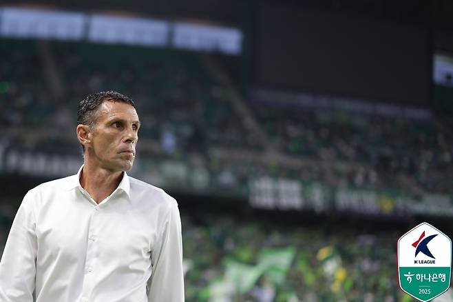 올 시즌 전북의 지휘봉을 잡고 새로운 역사를 쓰고 있는 포옛 감독(한국프로축구연맹 제공)